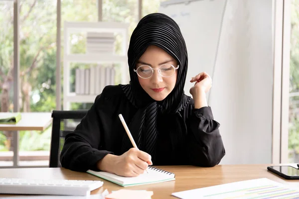 事務所で働くスマートで美しいアジア系ムスリムのビジネスウーマンの肖像 多様性文化とジェンダーの概念 — ストック写真