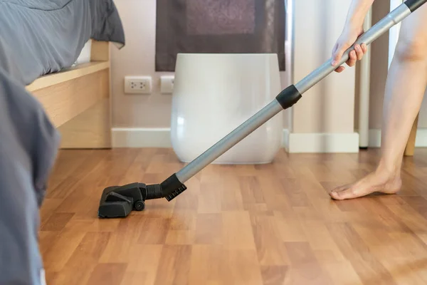 Mulher Limpando Quarto Sua Casa Usando Vácuo Para Limpar Piso — Fotografia de Stock