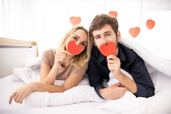 Junges Westliches Paar Bei Einem Romantischen Moment Zusammen Schlafzimmer Valentinstag — Stockfoto