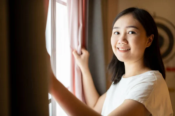 Boldog Gyönyörű Fiatal Ázsiai Nyitja Ablak Függöny Reggel Csinos Ázsiai — Stock Fotó