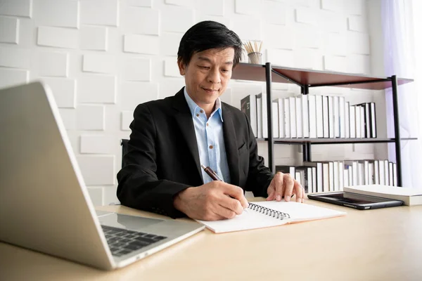 アジアの高齢者のビジネスマンの肖像画は 午前中にオフィスで カジュアルなビジネスマンの職場でコーヒーを飲む — ストック写真