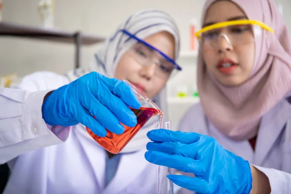 Asian Muslim Scientist Women Working Laboratory Close — Stock Photo, Image