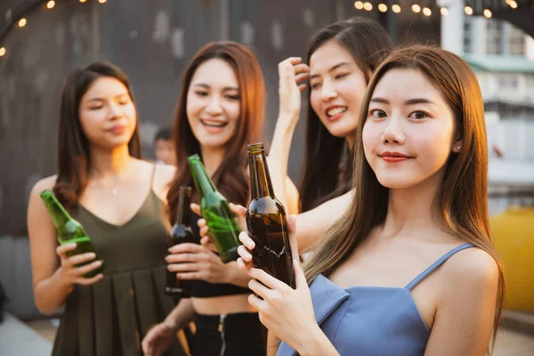 Группа Людей Вечеринке Празднование Вместе Белым Вином Пивом Счастливые Азиаты — стоковое фото