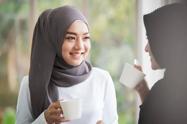 Deux Femmes Musulmanes Asiatiques Debout Parlant Dans Bureau Avec Une — Photo