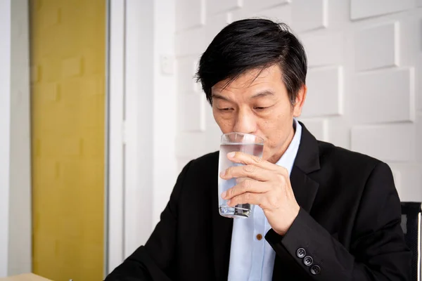 Oudere Aziatische Zakenman Slim Casual Pak Drinken Van Een Mineraalwater — Stockfoto