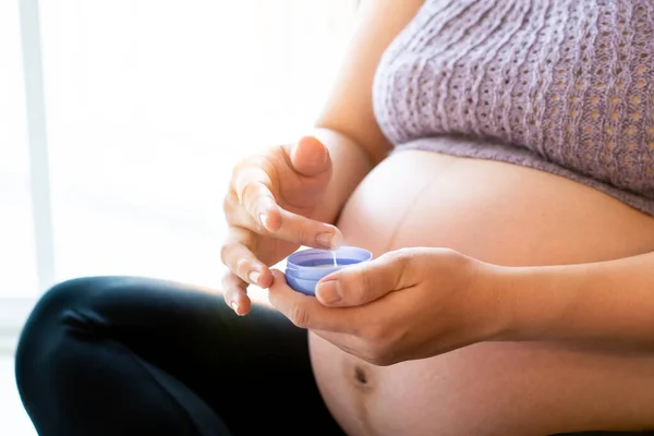 Weeks Pregnant Asian Woman Applying Skincare Lotion Her Belly Making — Stock Photo, Image