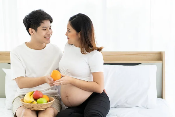 Marido Romântico Esposa Grávida Cama Marido Dando Uma Fruta Para — Fotografia de Stock