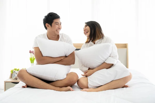Drôle Romantique Portrait Couple Asiatique Dans Chambre Coucher Avec Lumière — Photo