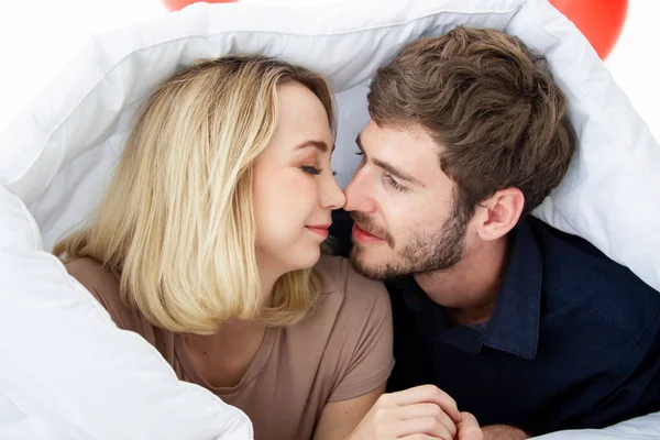 Moment Romantique Portrait Couple Caucasien Saint Valentin — Photo