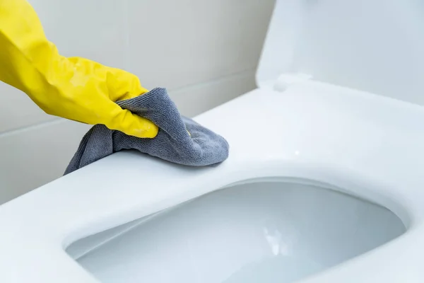 Maid Cleaning Flush Toilet Using Alcohol Liquid Cleaning Solution Covid — Stock Photo, Image