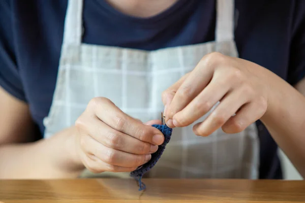 Mujer Joven Que Pasa Tiempo Libre Con Hobby Artesanía Mujer —  Fotos de Stock