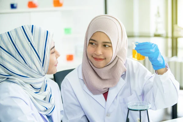 Asian Young Muslim Scientist Testing Chemical Experiment Hospital Laboratory Professional — Stock Photo, Image