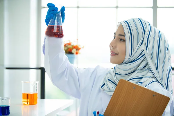 Asian Young Muslim Scientist Testing Chemical Experiment Hospital Laboratory Professional — Stock Photo, Image