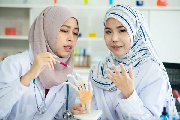 アジアの若いイスラム科学の学生は 彼らの大学で実験室で実験を行います イスラム教徒の科学者が化学サンプルを調査 アジア諸国におけるバイオ技術開発の概念 — ストック写真