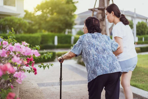 Nipote Assiste Nonna Cui Età Quasi Anni Esercizio Camminando Parco — Foto Stock