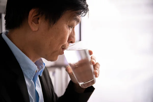 Aziatische Oudere Zakenman Neemt Een Pauze Lange Tijd Hebben Gewerkt — Stockfoto