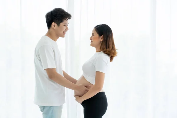 Asiático Encantador Marido Esposa Retrato Esposa Está Embarazo Esposo Abrazar —  Fotos de Stock