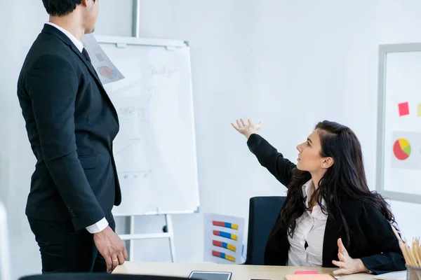 Boos Senior Manager Agressief Schreeuwen Haar Underling Omdat Hij Zijn — Stockfoto