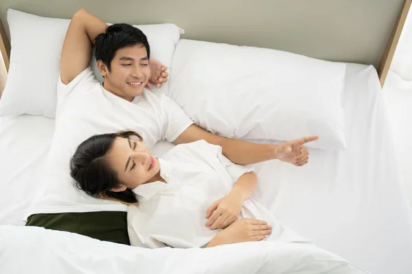 Ázsiai Férj Feleség Együtt Pihennek Ágyon Reggel — Stock Fotó