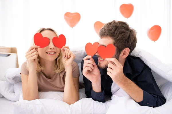 Junges Westliches Paar Bei Einem Romantischen Moment Zusammen Schlafzimmer Valentinstag — Stockfoto