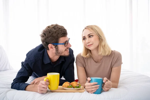 Romántica Pareja Joven Caucásica Disfrutar Tomar Café Juntos Dormitorio Por — Foto de Stock