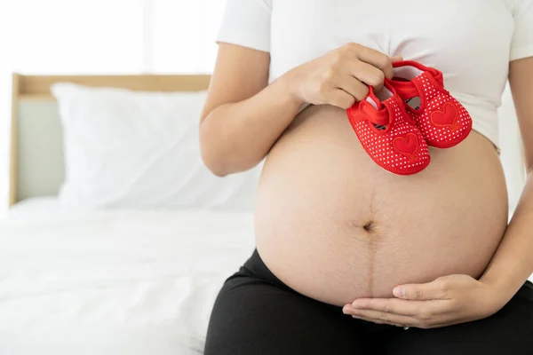 Asiática Etnia Feliz Embarazada Mujer Mostrando Bebé Zapatos Rojos Gran —  Fotos de Stock