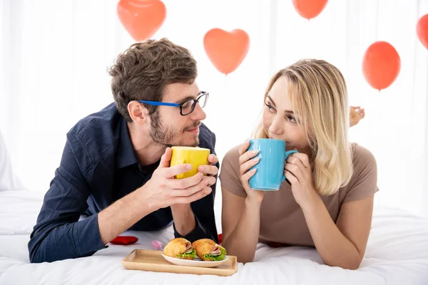 Romantique Caucasien Jeune Couple Ayant Petit Déjeuner Sur Lit Dans — Photo
