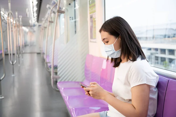 Hermosa Mujer Asiática Joven Que Lleva Máscara Protectora Mientras Viaja — Foto de Stock