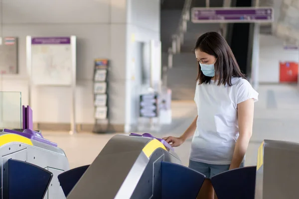 Mujer Asiática Entrando Plataforma Skytrain Aeropuerto Mujer Con Máscara Protectora — Foto de Stock