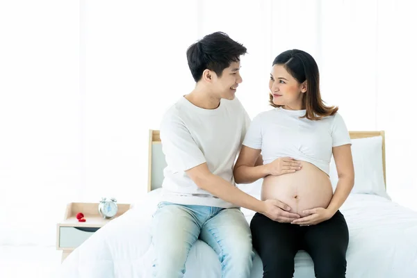 Asiática Hermosa Feliz Mujer Embarazo Sentado Lado Cama Dormitorio Satisfacción —  Fotos de Stock