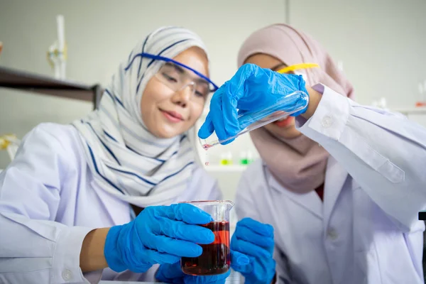 Two Muslim Woman Chemical Scientist Doing Experiment Laboratory — Stock Photo, Image