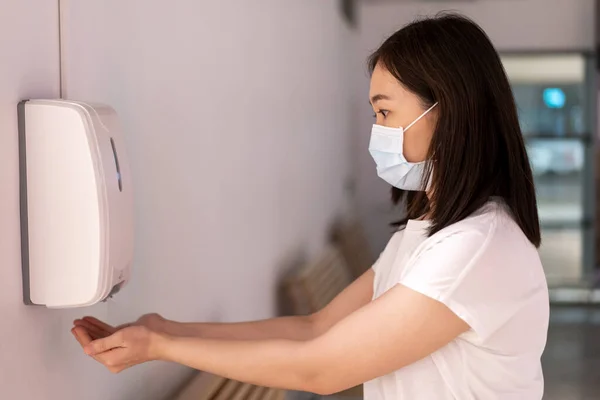 Asiatisk Ung Kvinna Maskeras Skyddande Mask Medan Hon Sjukhuset Och — Stockfoto