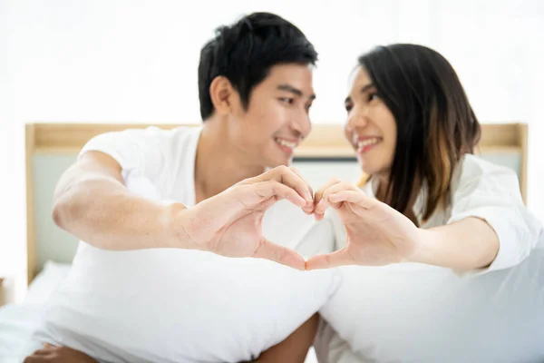 Drôle Romantique Portrait Couple Asiatique Dans Chambre Coucher Avec Lumière — Photo