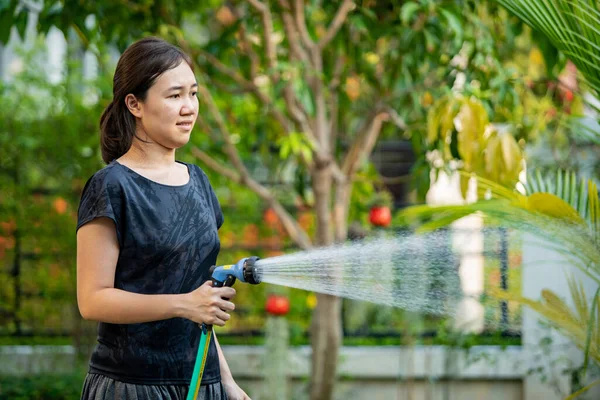 Hermosa Mujer Asiática Regando Una Planta Jardín Del Patio Trasero — Foto de Stock