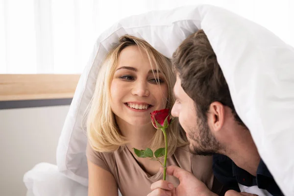 Junges Westliches Paar Beim Gemeinsamen Romantischen Moment Schlafzimmer Mann Schenkt — Stockfoto