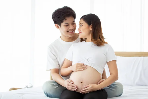 아시아의 스러운 남편과 아내의 초상화 아내는 임신중이다 남편은 부드럽게 껴안고 — 스톡 사진