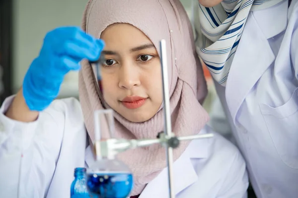 Asian Young Muslim Scientist Testing Chemical Experiment Hospital Laboratory Professional — Stock Photo, Image