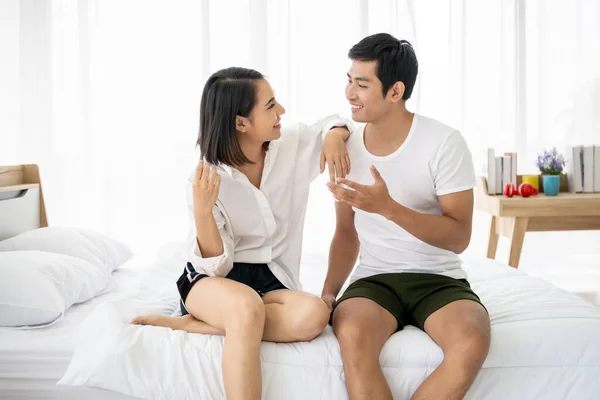 Beau Couple Asiatique Couché Parlant Ensemble Sur Lit Couple Concept — Photo