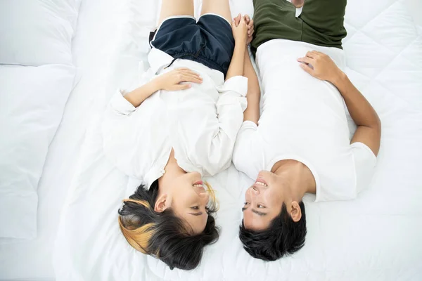 Drôle Romantique Portrait Couple Asiatique Dans Chambre Coucher Avec Lumière — Photo