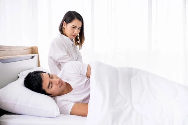 Mujer Preocupada Sentada Cama Mientras Marido Duerme — Foto de Stock