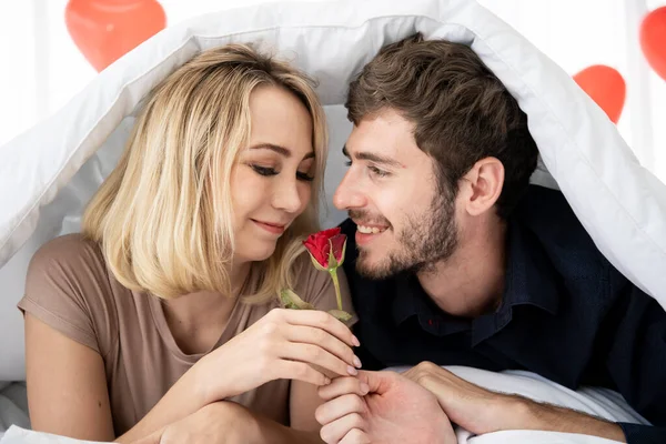Jeune Couple Caucasien Ayant Moment Romantique Ensemble Dans Chambre Coucher — Photo