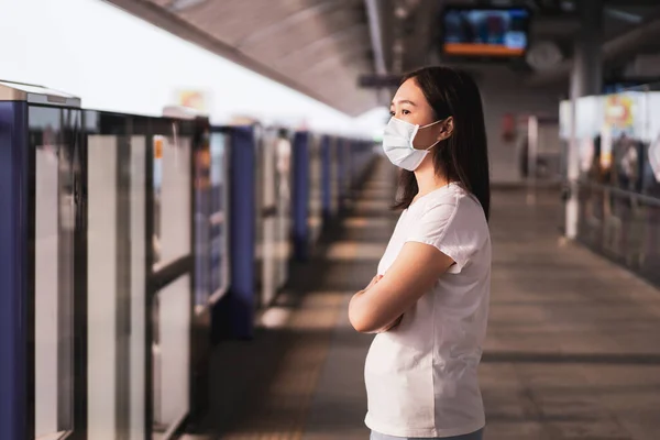 Hermosa Mujer Asiática Joven Que Lleva Máscara Protectora Mientras Viaja — Foto de Stock