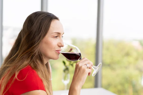 Mooie Westerse Vrouw Rode Jurk Pak Genieten Van Het Drinken — Stockfoto