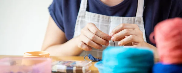 Mujer Joven Que Pasa Tiempo Libre Con Hobby Artesanía Mujer —  Fotos de Stock