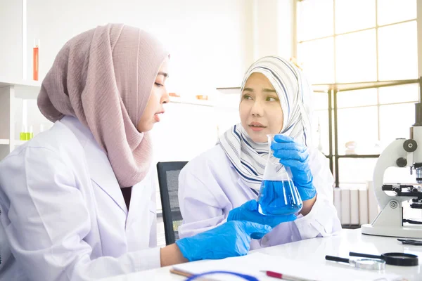 Two Muslim Woman Chemical Scientist Doing Experiment Laboratory — Stock Photo, Image