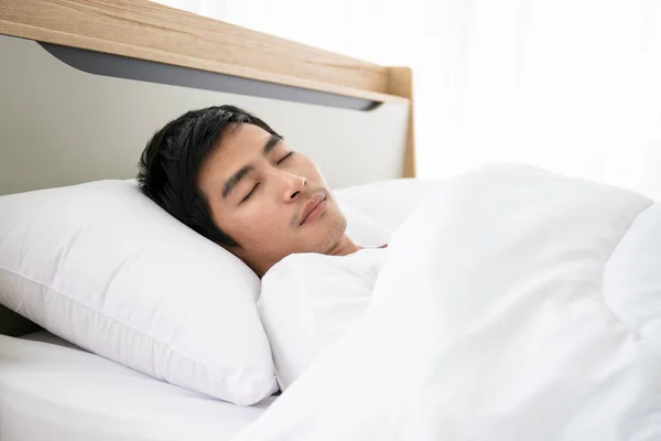Jóképű Ázsiai Fiatalember Aki Élvezettel Alszik Ágyon Reggel Húszas Évei — Stock Fotó
