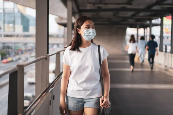 Gyönyörű Fiatal Ázsiai Visel Védő Maszkot Miközben Utazik Városban Ahol — Stock Fotó