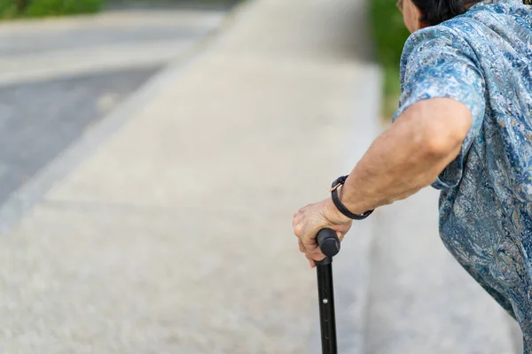 Nipote Assiste Nonna Cui Età Quasi Anni Esercizio Camminando Parco — Foto Stock