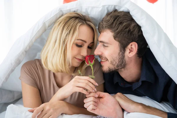 Junges Westliches Paar Beim Gemeinsamen Romantischen Moment Schlafzimmer Mann Schenkt — Stockfoto