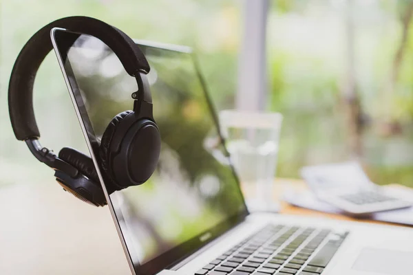 Empresário Pendurando Seus Fones Ouvido Sem Fio Modernos Sobre Tela — Fotografia de Stock